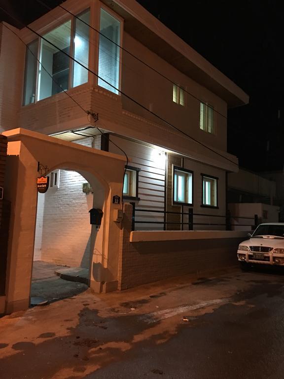 Us On Earth Guesthouse دانيانغ المظهر الخارجي الصورة
