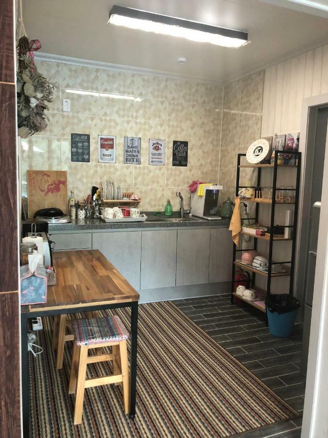 Us On Earth Guesthouse دانيانغ المظهر الخارجي الصورة